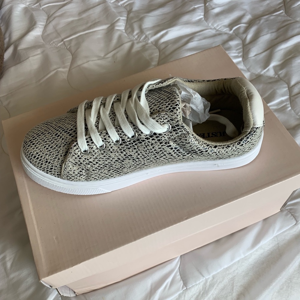 BRAND NEW JUSTFAB SNAKE SKIN SNEAKERS 😍
